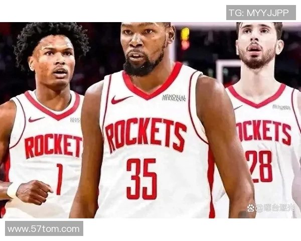 火箭队员西蒙斯表现出色,成为球队关键先发阵容的一员 火箭队员西蒙斯表现出色,成为球队关键先发阵容的一员